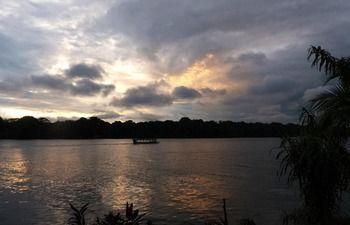 Miss Junies Lodge Tortuguero Eksteriør bilde