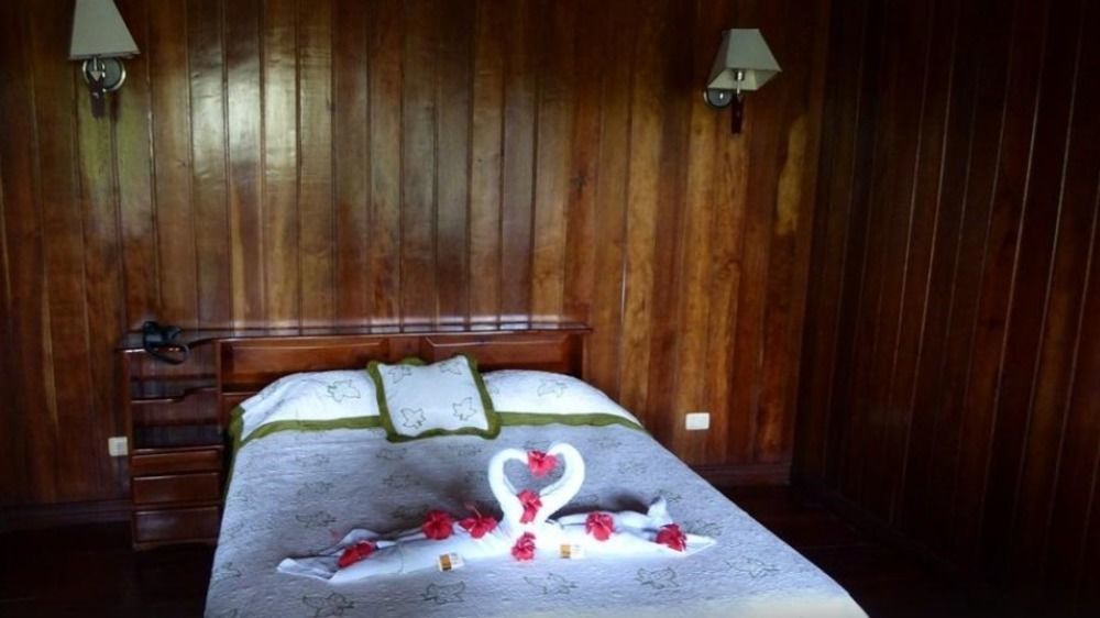 Miss Junies Lodge Tortuguero Eksteriør bilde