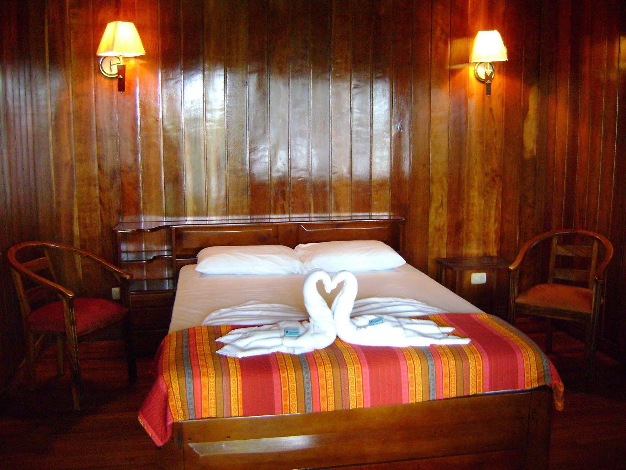 Miss Junies Lodge Tortuguero Eksteriør bilde